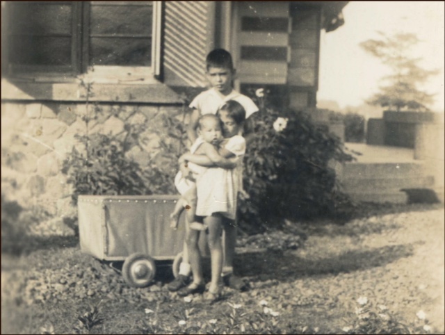 Oktober 1942: de drie kinderen Tan, Axel, Lisa en Gijs in de voortuin van de Van Hoytemaweg 4 in Bandoeng